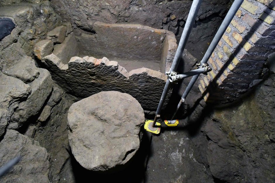 Įspūdingas atradimas: Romoje pristatoma archeologų atkasta šventykla Romului