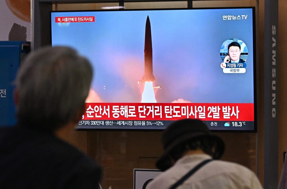 Šiaurės Korėja K. Harris vizito išvakarėse paleido dvi balistines raketas