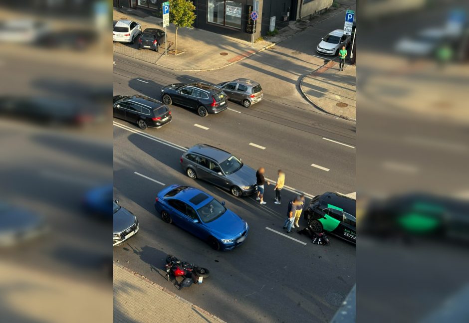 Savanorių prospekte – avarija: motociklininkė išvežta į Kauno klinikas