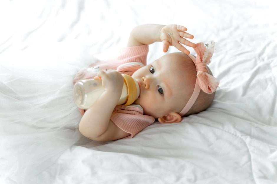 Tyrimas: iš buteliuko maitinami kūdikiai nuryja milijonus plastiko mikrodalelių
