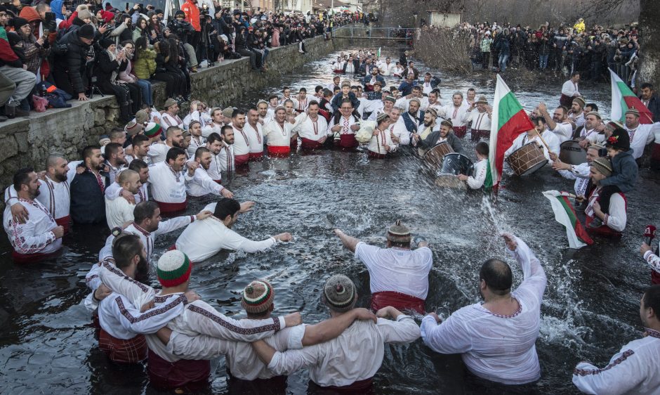 Bulgarai Kristaus Apsireiškimo šventę mini maudynėmis lediniame vandenyje
