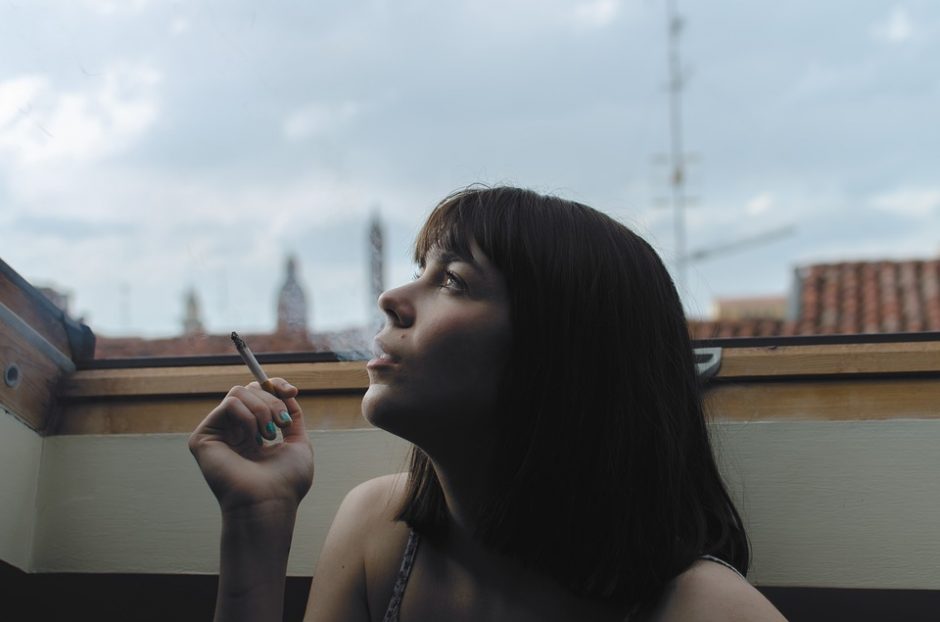 Nauji draudimai: rūkyti balkonuose ir stotelėse bus galima tik su viena sąlyga