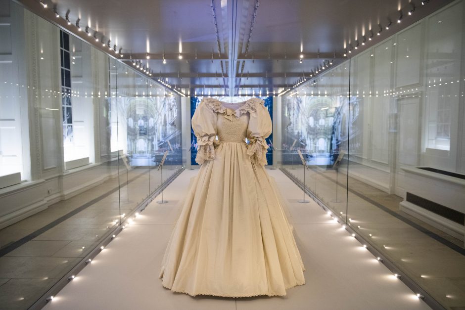 Kensingtono rūmuose lankytojai galės išvysti legendinę princesės Dianos vestuvių suknelę