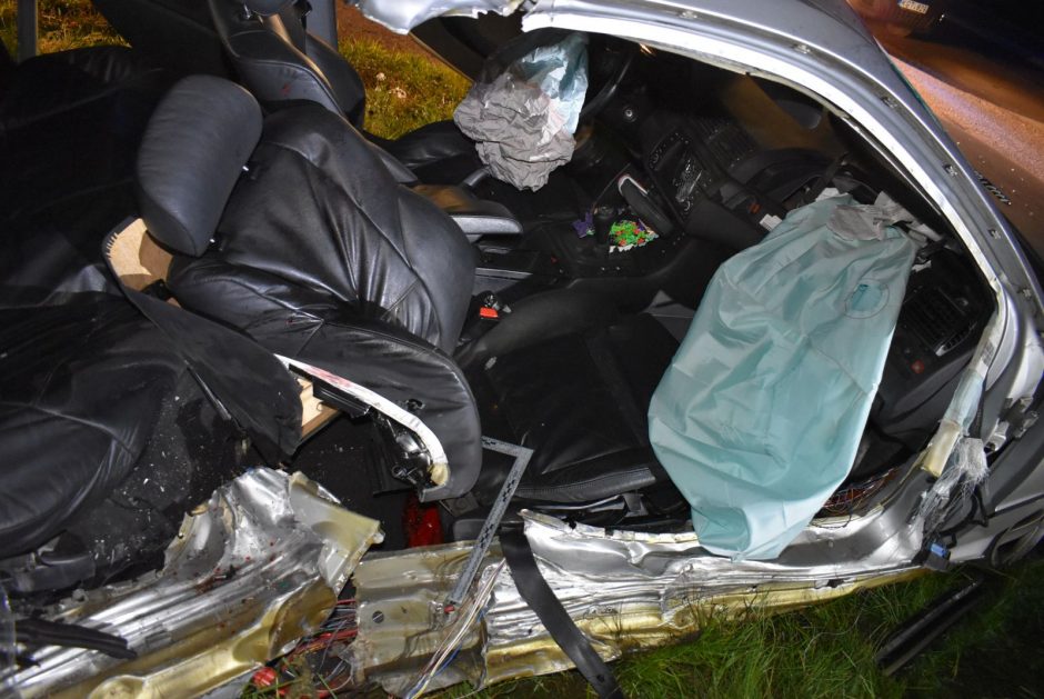 Prienuose – tragiška avarija: žuvo BMW keleivė, dar du žmonės sužaloti