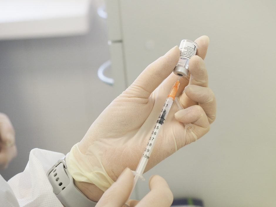 Dešimtys vakcinų nuo COVID-19 dozių – išmetamos: įvardijo priežastis, kodėl taip nutinka