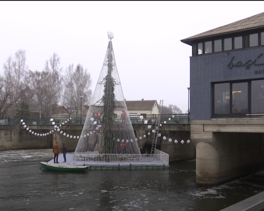 Anykštėnai į upės vidurį išplukdė Kalėdų eglę