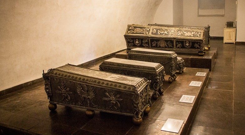 Radvilų mauzoliejuje Kėdainiuose pradėti tirti ten palaidotų didikų palaikai