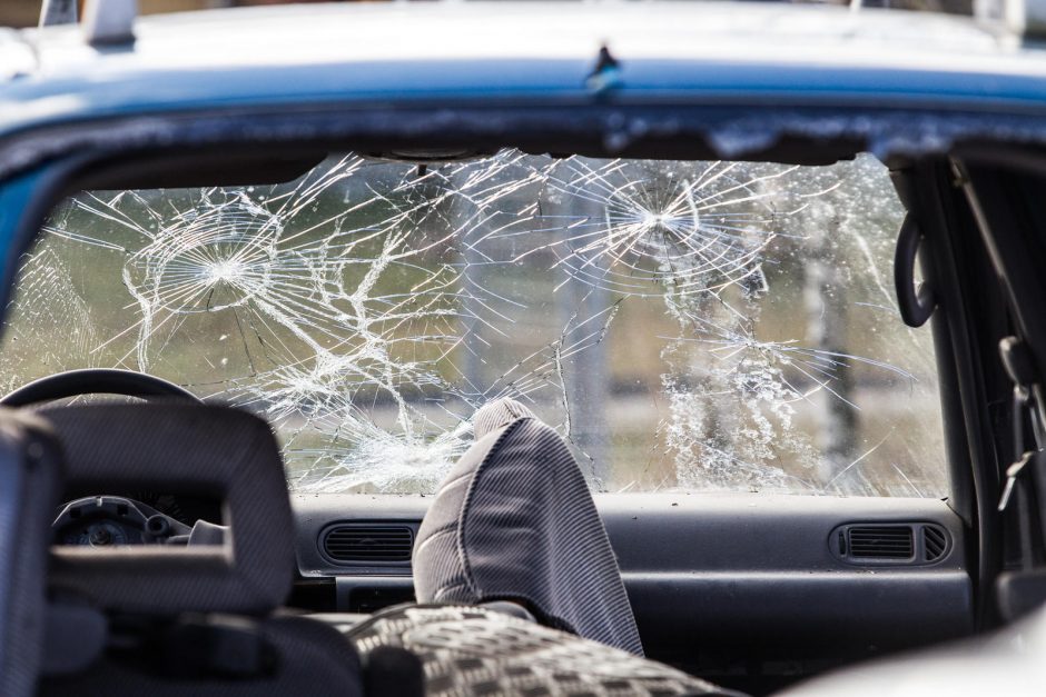 Tauragės rajone kelis kartus vertėsi automobilis: sužeisti keturi jaunuoliai