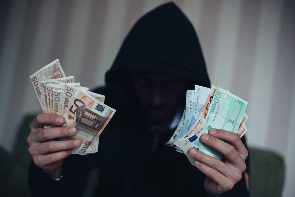 Vilniuje sukčiai iš vyro pagrobė 18 tūkst. eurų: įtikino esantys policijos pareigūnai