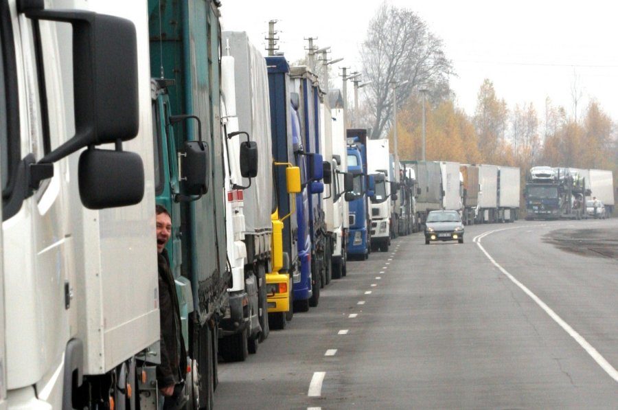 Prie Baltarusijos sienos su ES stovinčios sunkvežimių eilės sumažėjo