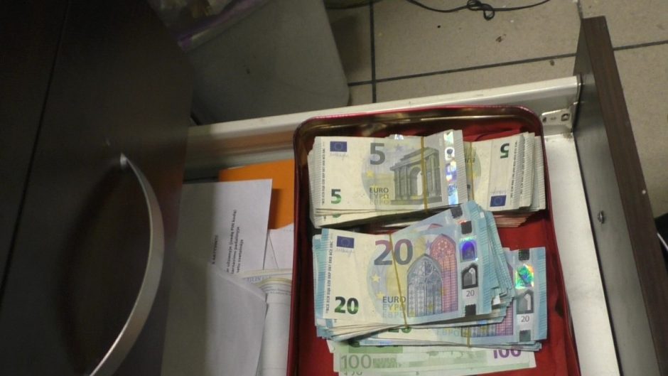 Azijietiškais gaminiais prekiavęs vyras, įtariama, nuslėpė beveik 700 tūkst. eurų