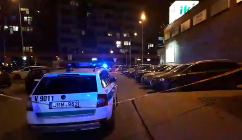 Vilniuje į parduotuvę įsiveržęs vyras peiliu sužalojo žmones
