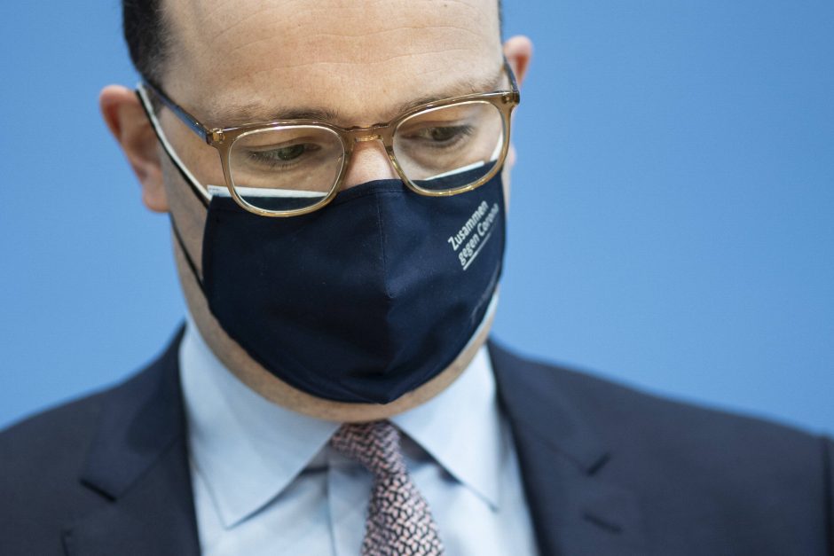 Vokietijos sveikatos ministras įsivėlė į skandalą, susijusį su veido kaukių pirkimais