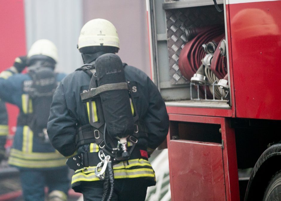 Vilniaus rajone – gaisras: pranešta, kad atvira liepsna dega namas
