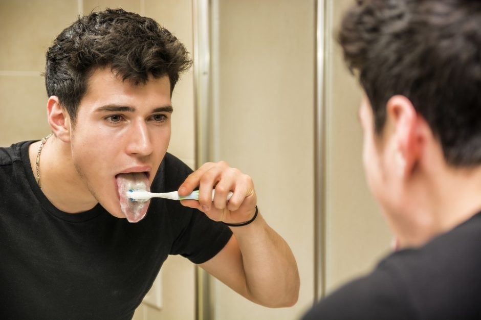 Septintoji pamoka: liežuvį valyti būtina