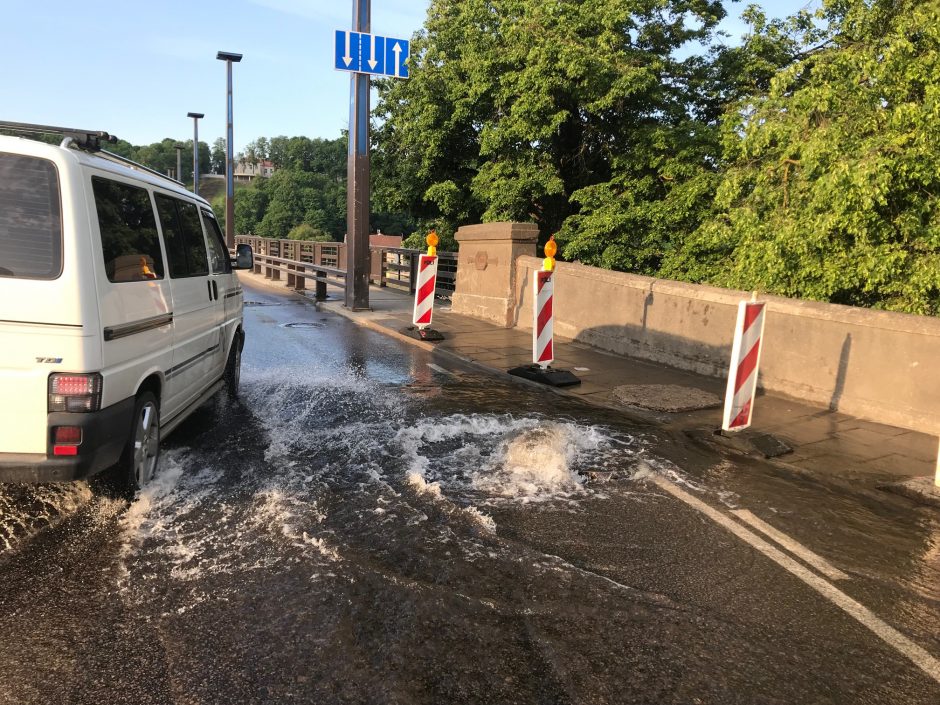 Prie Vytauto Didžiojo tilto – fontanas iš šulinio 