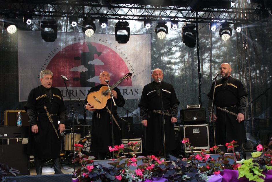 Festivalio „Purpurinis vakaras“ klausytojus pakėlė lietuviškai uždainavę gruzinai 