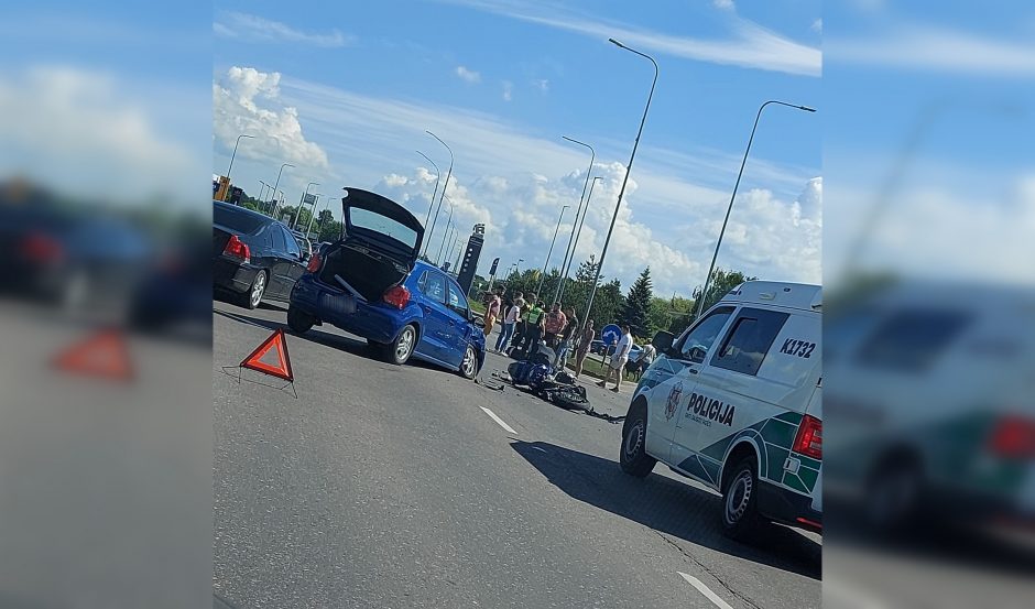 Netoli judrios sankryžos – avarija: motociklo vairuotojas išvežtas į Kauno klinikas