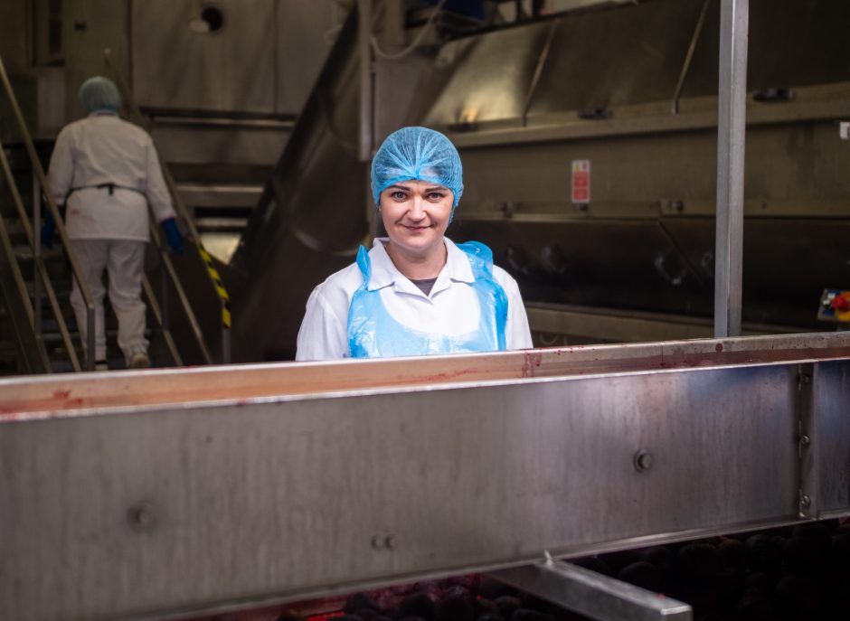 Ukrainietės džiaugiasi darbu Kėdainių konservų fabrike