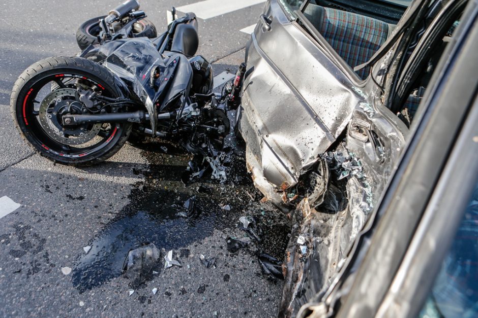 Pakaunėje – tragiška avarija: žuvo motociklininkas, automobilio vairuotojas – girtas