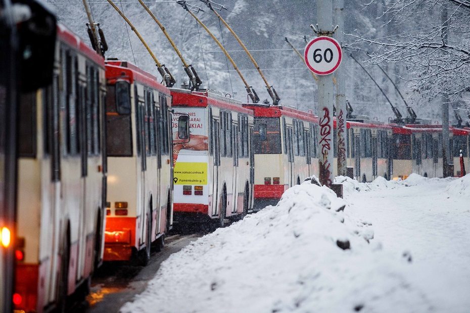 Negaluojant dešimtadaliui sostinės viešojo transporto vairuotojų, įspėjama apie vėlavimus