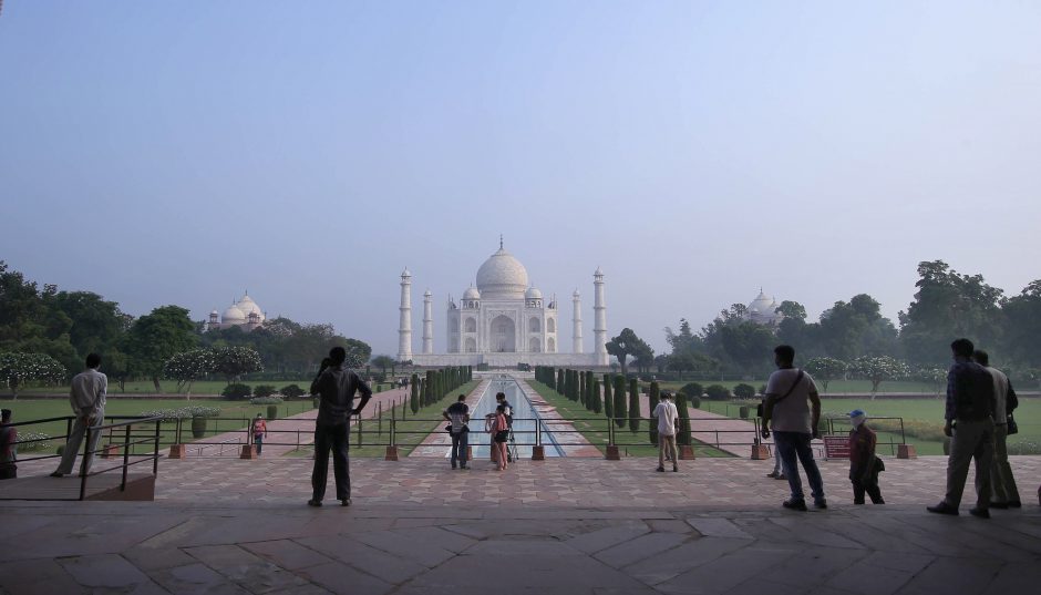 Garsusis Tadžmahalas Indijoje vėl laukia lankytojų