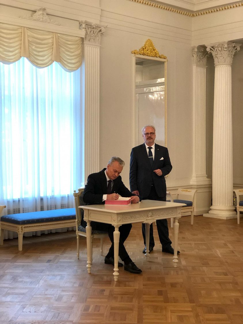 G. Nausėda atvyko į Latviją: prezidentą sutiko ir lietuvių bendruomenė