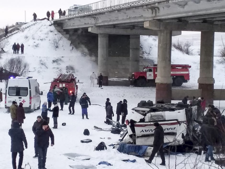 Sibire nuo tilto nulėkus autobusui žuvo mažiausiai 19 žmonių
