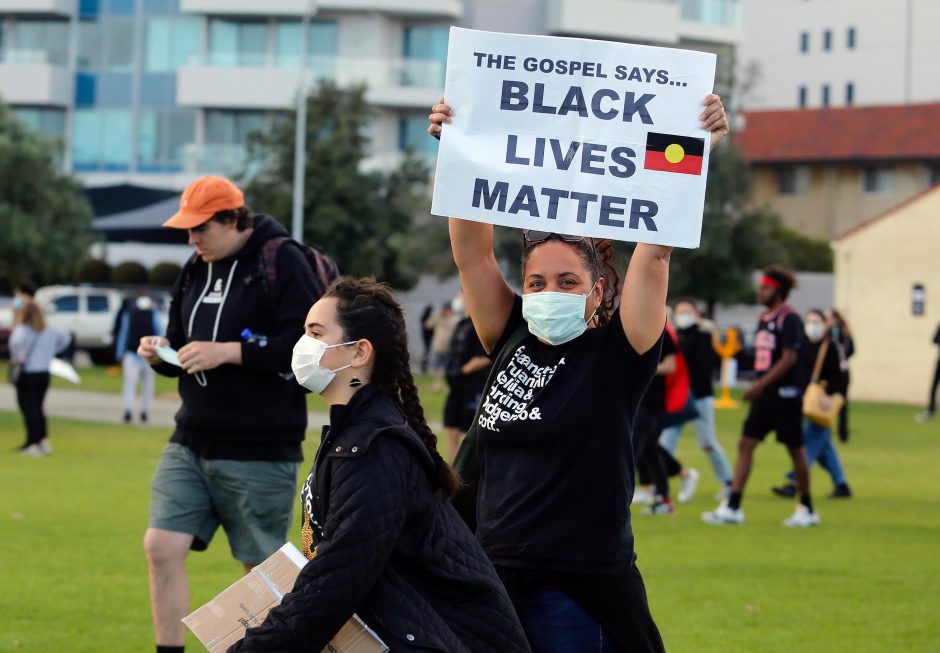 Australijoje tūkstančiai žmonių dalyvavo eisenose už rasinę lygybę 