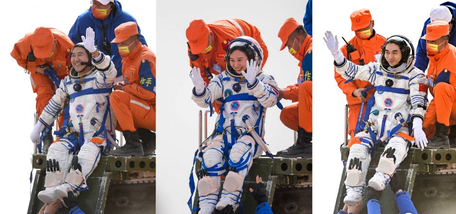 Trys kinų astronautai po šešių mėnesių kosmose sugrįžo į Žemę