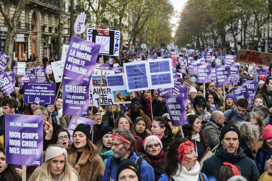 Tūkstančiai žmonių visame pasaulyje dalyvauja eitynėse prieš smurtą prieš moteris