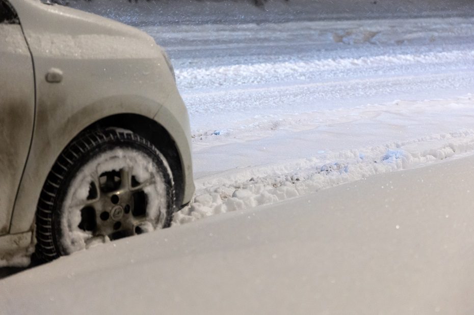 Lietuvoje sninga ir pusto: kur eismo sąlygos yra sudėtingiausios?