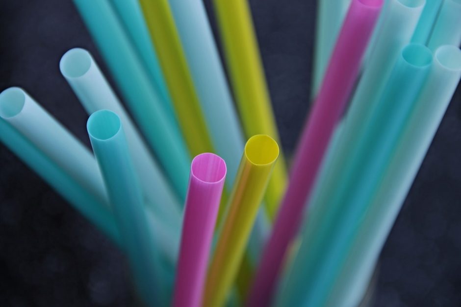ES sutarė uždrausti naudoti daugumą vienkartinių plastikinių gaminių