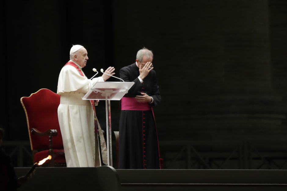 Popiežius karantino sąlygomis vadovavo nykiai Kryžiaus kelio procesijai