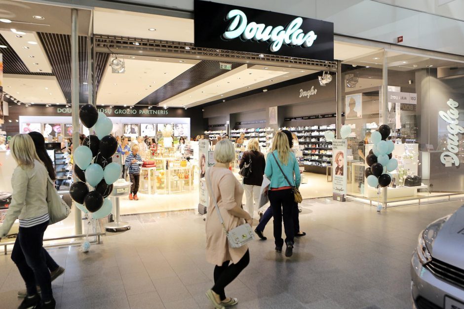 Parfumerijos tinklas „Douglas“ Europoje uždaro 70 parduotuvių