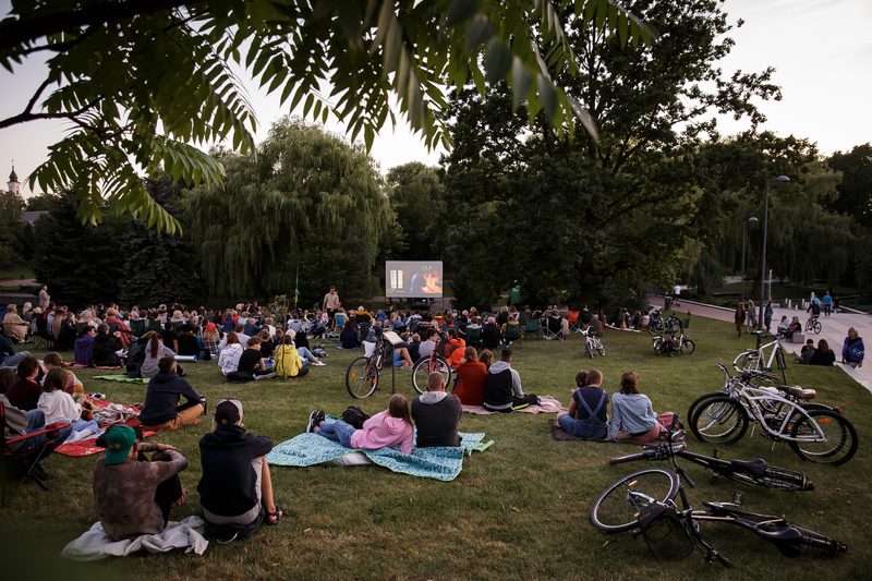 „Kino karavaną“ uždarys nemokamos filmo peržiūros žiūrovų namuose