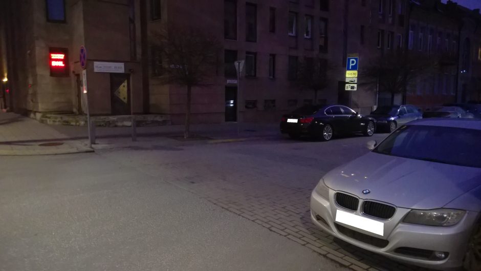 Kaunietis: draudžiamoje vietoje BMW stovėjo beveik valandą