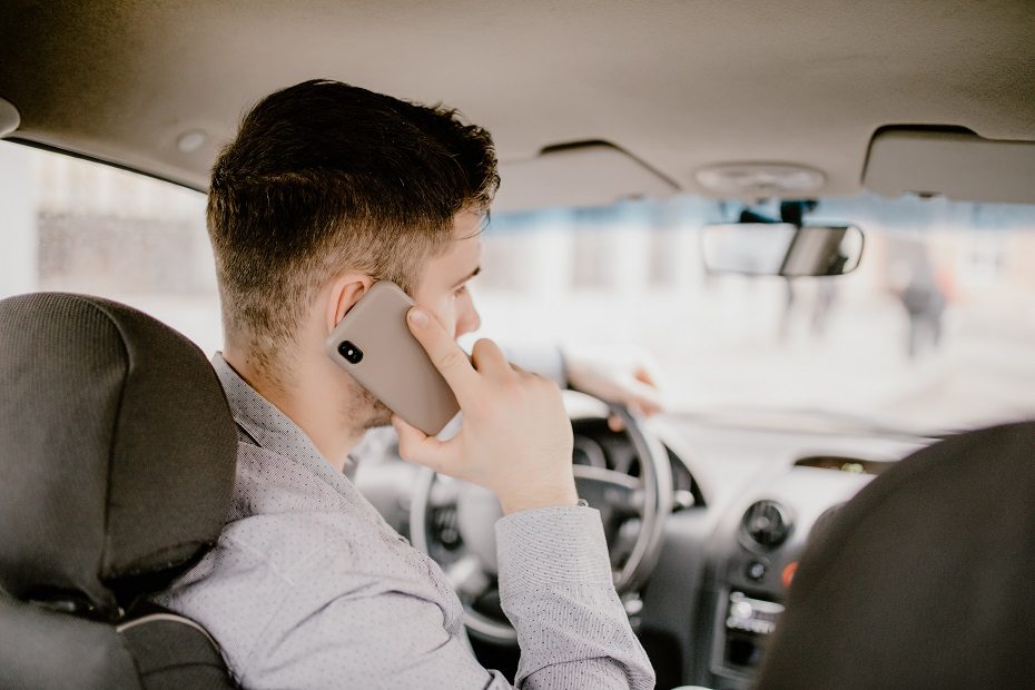 Telefonu prie vairo besinaudojantys žmonės – vis drąsesni: atskleidė tai, kas gali nustebinti