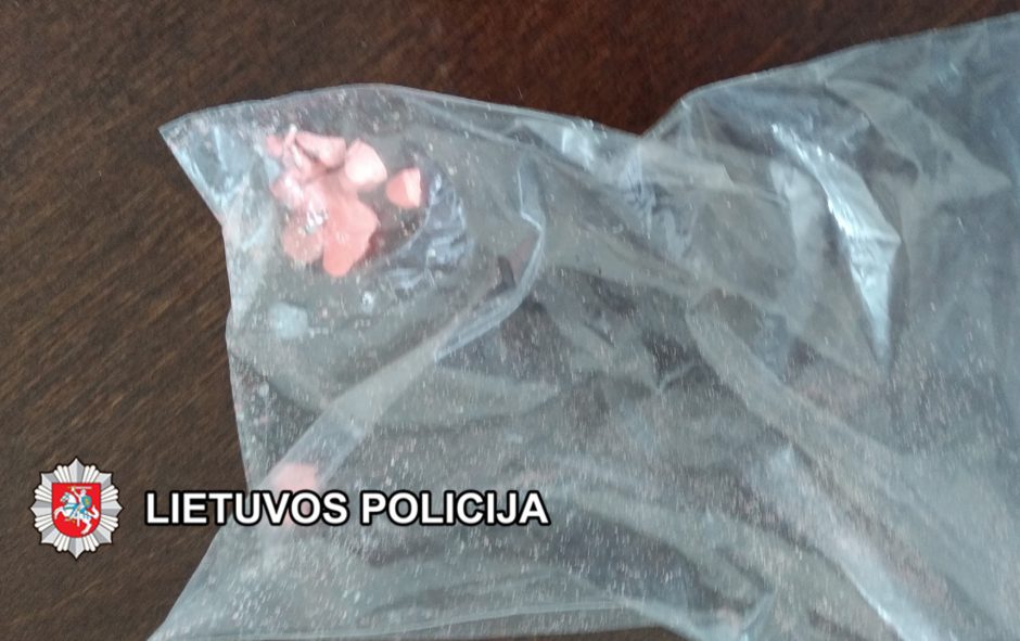 Klaipėdos kriminalistai kratų metu pas klaipėdietį aptiko įvairių narkotinių medžiagų