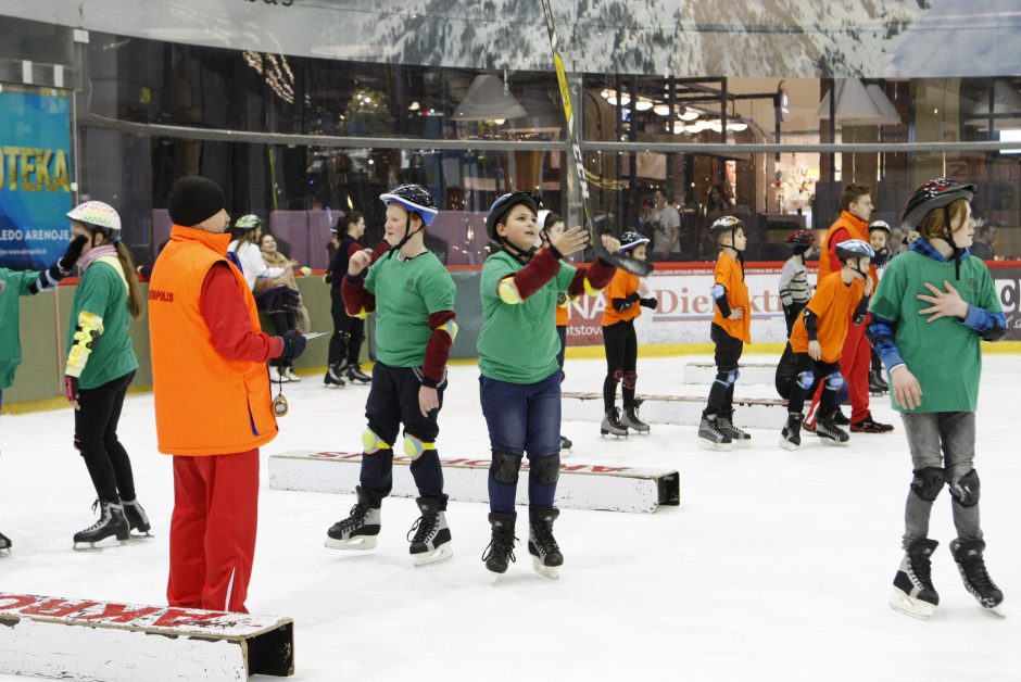 Sulaukė didžiulio susidomėjimo: moksleiviai Klaipėdoje varžėsi ant ledo