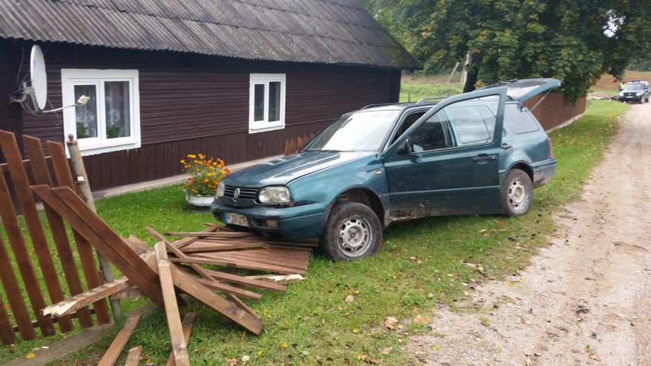 Vilniuje pareigūnai sustabdė girtus vairuotojus, taranavusius namo tvorą