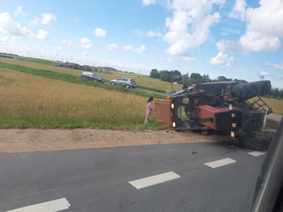 Netoli Klaipėdos apvirto traktorius: vairuotojui prireikė medikų pagalbos