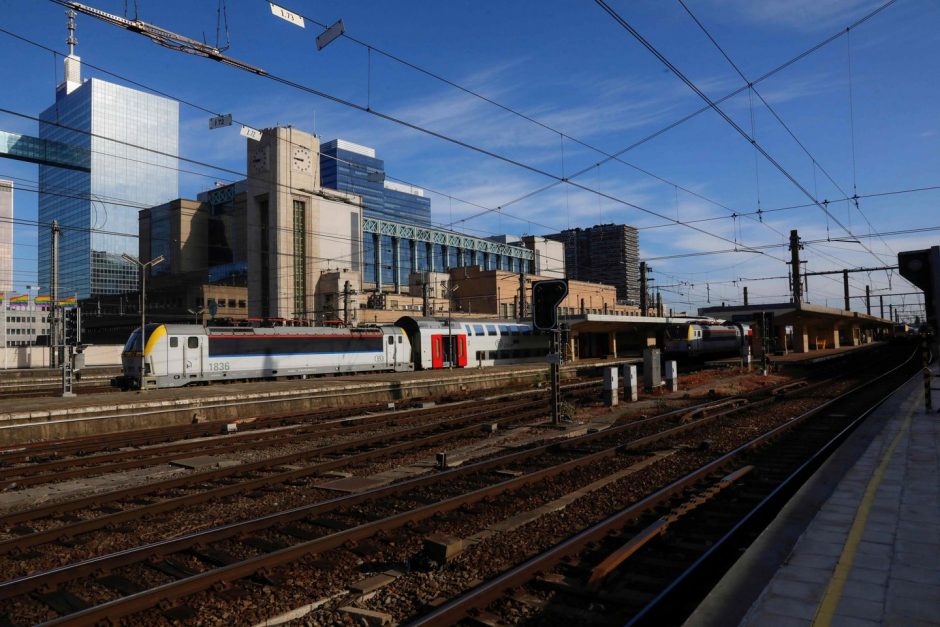Briuselyje pasišildyti nusprendęs benamis paralyžiavo traukinių eismą