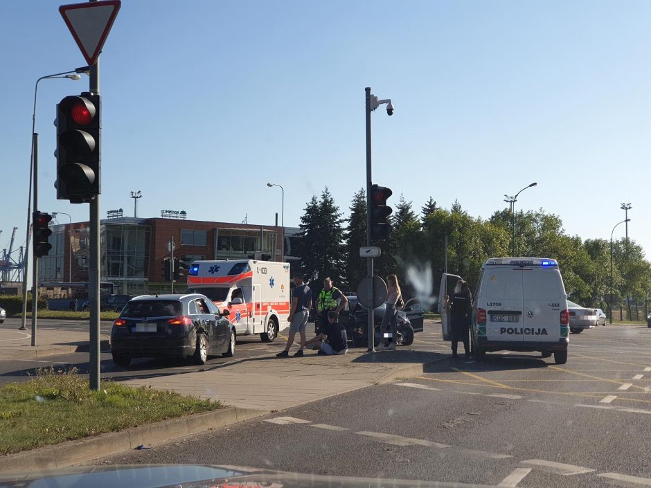 Savaitgalio atomazga: judrioje Klaipėdos sankryžoje – BMW ir „Opel“ avarija