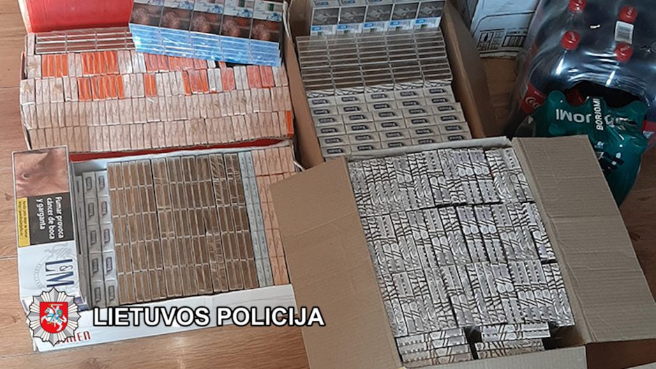 Per kratas uostamiestyje policija paėmė kontrabandines cigaretes ir 23 tūkst. eurų