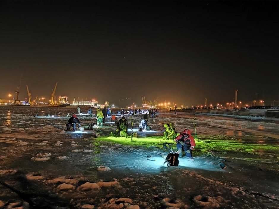 Ant Kuršių marių ledo policija patikrino 57 žvejus: vyrai puolė slėpti degtinės butelius