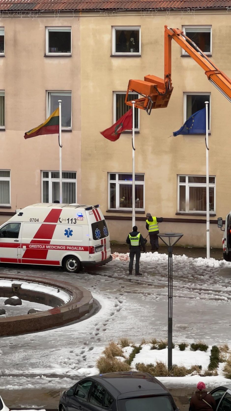 Nelaimė Klaipėdos rajone: nukabindami trispalvę nukrito ir susižalojo darbininkai