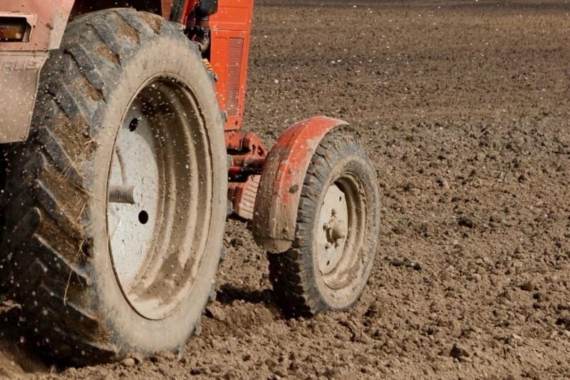 Žiauri nelaimė Dzūkijoje: traktoriaus priekaba pervažiavo moterį, lūžo daugybė kaulų