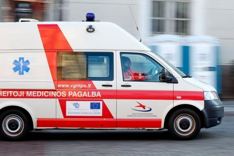 Vilniaus rajone apsivertė automobilis: į ligoninę išvežta mažametė ir jos motina