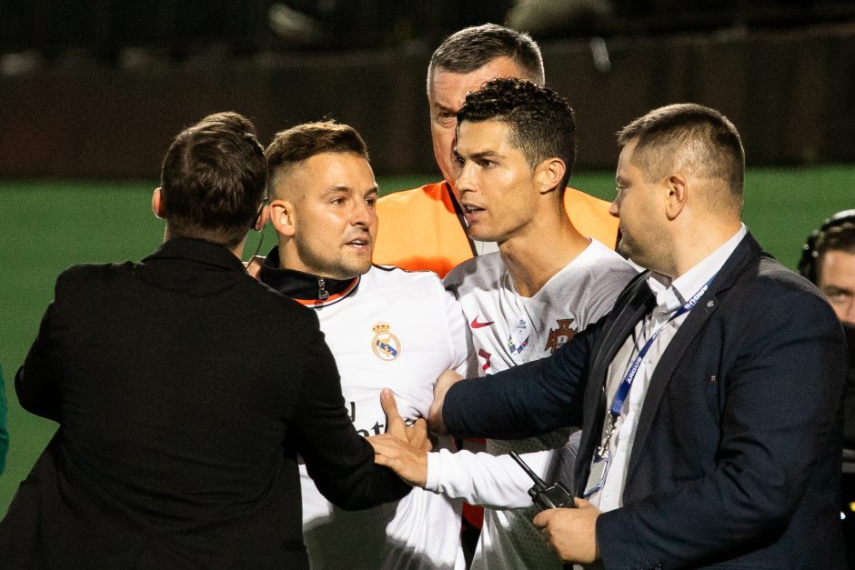 Paaiškėjo, kokio dydžio bauda skirta į aikštę pas C. Ronaldo bėgusiam aistruoliui